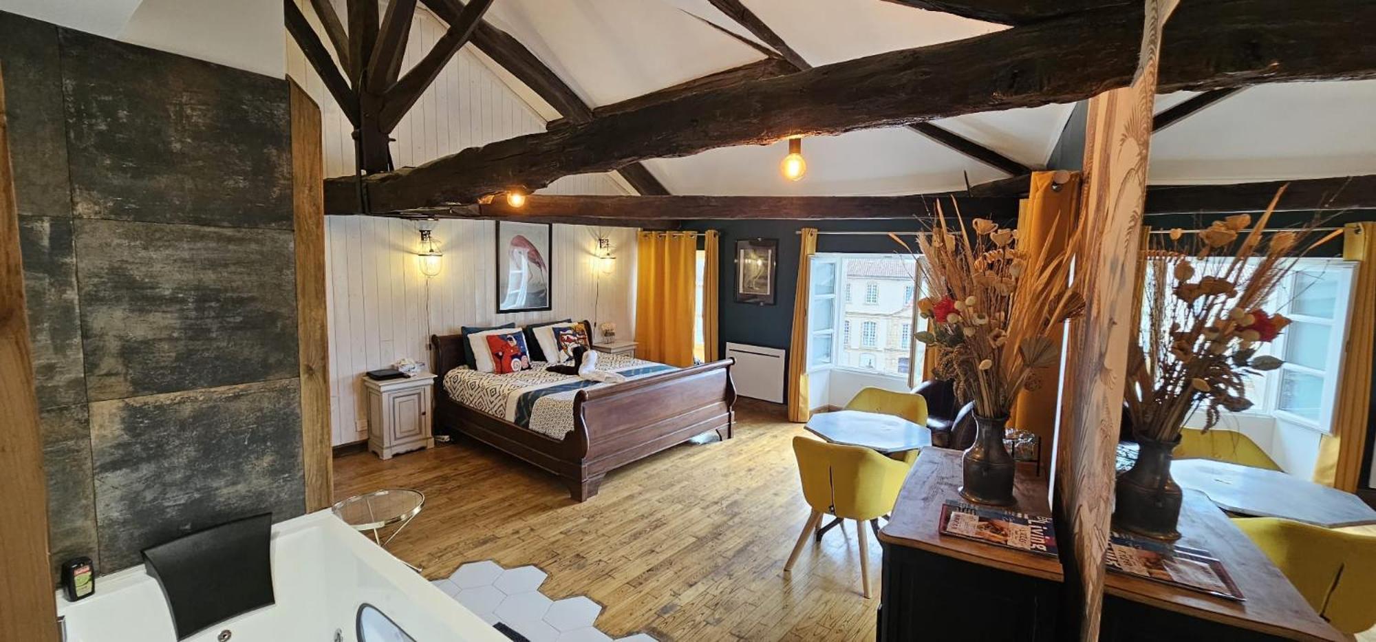 Suite Penthouse Romantique, Confolens, Charente Buitenkant foto